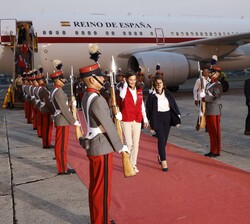 Su Majestad la Reina recibida con un Cordón de Honor por la viceministra de Relaciones Exteriores de la República de Guatemala, María Luisa Ramírez