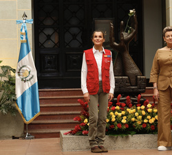 Su Majestad la Reina junto a la Primera Dama de la República de Guatemala, Lucrecia Peinado