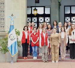 Fotografía de grupo con los asistentes a la reunión sobre salud mental