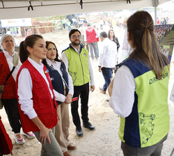 Su Majestad la Reina observa los paneles informativos del proyecto