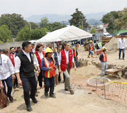 Su Majestad la Reina durante su recorrido por las obras