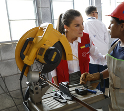Su Majestad la Reina conversa con alumnos de la Escuela Taller Norte