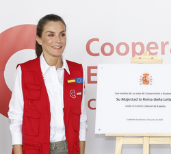 Su Majestad la Reina junto a la placa conmemorativa