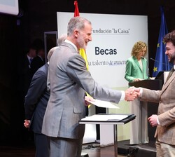 El Rey entrega las becas de posgrado en el extranjero de la Fundación “la Caixa”