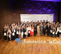 Su Majestad el Rey con los becarios que han recibido las becas de posgrado en el extranjero de la Fundación “la Caixa”
