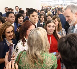 Don Felipe comparte conversación con becarios y asistentes