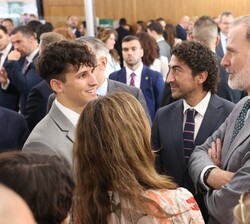 El Rey conversa con los becarios