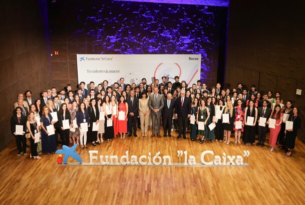 Su Majestad el Rey con los becarios que han recibido las becas de posgrado en el extranjero de la Fundación “la Caixa”