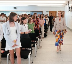 Su Alteza Real la Infanta Doña Elena accede al auditorio de la la Galería de las Colecciones Reales, en el Palacio Real de Madrid
