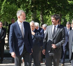 Don Felipe conversa con las autoridades tras su llegada al Palacio Real de La Granja de San Ildefonso