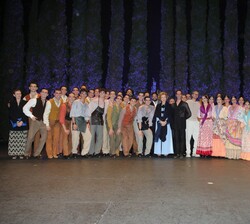 Su Majestad la Reina Doña Sofía con el director del Ballet Nacional de España, Rubén Olmo y los artistas de la Gala