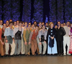 Su Majestad la Reina Doña Sofía con el director del Ballet Nacional de España, Rubén Olmo y los artistas de la Gala