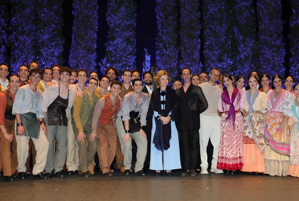 Su Majestad la Reina Doña Sofía con el director del Ballet Nacional de España, Rubén Olmo y los artistas de la Gala