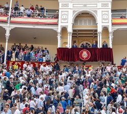 Su Alteza Real la Infanta Doña Elena en el Palco Real, acompañada por las autoridades presentes en la corrida de la Beneficencia