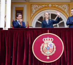 Doña Elena saluda al público asistente a la corrida de la Beneficencia