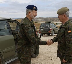 A su llegada, Su Majestad el Rey es recibido por el Teniente General Jefe de la Fuerza Terrestre (GEFUTER), Carlos Jesús Melero Claudio