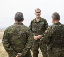 Don Felipe conversa con las autoridades sobre el Ejercicio "Atlas 24"