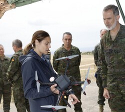 Don Felipe observa uno de los modelos de los drones utilizados
