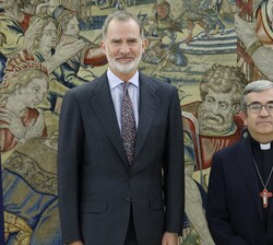 Su Majestad el Rey junto a monseñor Luis Javier Argüello García, presidente de la Conferencia Episcopal Española