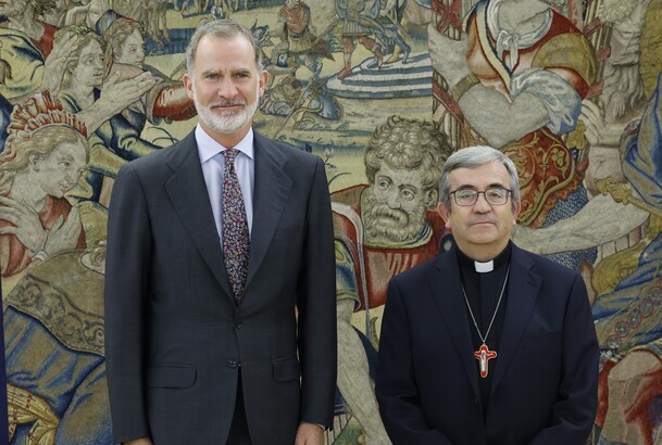 Su Majestad el Rey junto a monseñor Luis Javier Argüello García, presidente de la Conferencia Episcopal Española