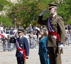 Su Majestad el Rey recibe Honores de Ordenanza