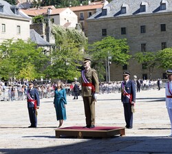 Don Felipe durante la interpretación del Himno Nacional