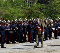 Su Majestad el Rey pasa revista a la Agrupación que rinde Honores
