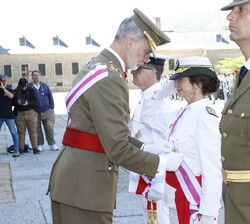 Su Majestad el Rey en el transcurso de la ceremonia de imposición de condecoraciones