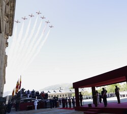 Don Felipe saluda el sobrevuelo de la Patrulla Acrobática "Águila"