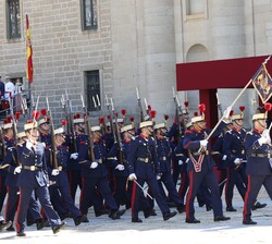 Su Majestad el Rey, en la Tribuna Real, presencia el desfile