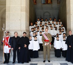 Su Majestad el Rey junto a la Escolania del Monasterio
