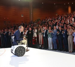 La Reina y el auditorio puesto en pie tras la intervención de Jaime Lafita