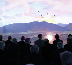 Su Majestad el Rey durante la proyección de un vídeo inmersivo sobre la exposición