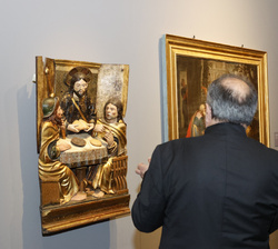 Su Majestad el Rey recorre la exposición “Hospitalitas: La Gracia del Encuentro / A graza do Encontró” 