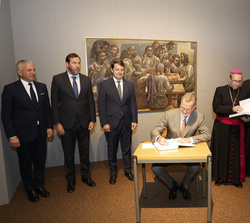 Su Majestad el Rey firma en el Libro de Honor de la exposición “Hospitalitas: La Gracia del Encuentro / A graza do Encontró” 