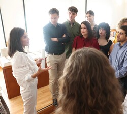 Doña Letizia con los becarios del Ayuntamiento de Madrid y del Ministerio de Ciencia e Innovación en la Residencia de Estudiantes