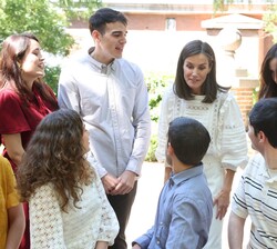 Momentos de conversación de Doña Letizia con los becarios