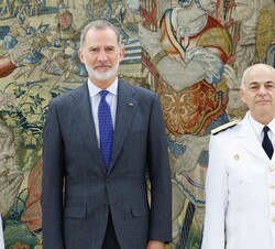 Su Majestad el Rey junto al comandante en jefe de la Armada de Chile, almirante Juan Andrés de la Maza Larraín