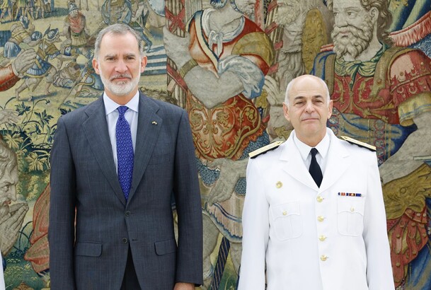 Su Majestad el Rey junto al comandante en jefe de la Armada de Chile, almirante Juan Andrés de la Maza Larraín