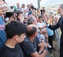 Don Felipe a su llegda recibe el cariño de los vecinos que le esperaban