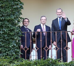 El Rey junto a Mario Draghi, la presidenta de la Junta de Extremadura, María Guardiola, y el ministro de Asuntos Exteriores, Unión Europea y Cooperaci