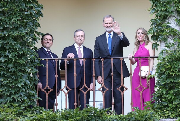 El Rey junto a Mario Draghi, la presidenta de la Junta de Extremadura, María Guardiola, y el ministro de Asuntos Exteriores, Unión Europea y Cooperaci