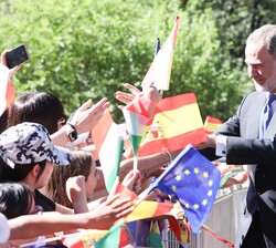 Su Majestad el Rey recibe el saludo del público congregado a su llegada al Monasterio de San Jerónimo de Yuste