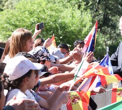 Don Felipe saluda a los vecinos de Cuacos de Yuste que le recibieron a su llegada al Monasterio de San Jerónimo de Yuste