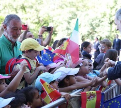 Un grupo de niños recibe con cariño a Su Majestad el Rey a su llegada al Monasterio de San Jerónimo de Yuste