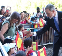 Don Felipe junto a algunos de los niños y padres que le recibieron a su llegada al Monasterio de San Jerónimo de Yuste