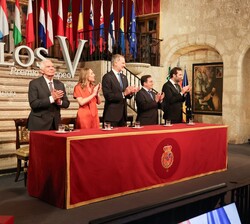Su Majestad el Rey en la mesa presidencial
