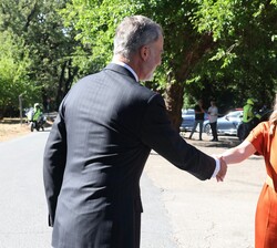 Su Majestad el Rey recibe el saludo de la presidenta de la Junta de Extremadura y presidenta del Patronato de la Fundación Academia Europea e Iberoame