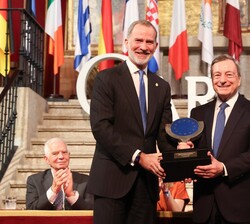 Su Majestad el Rey, acompañado del Excmo. Sr. Mario Draghi tras recibir el "Premio Europeo Carlos V"