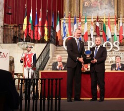 Su Majestad el Rey, tras hacer entrega al Excmo. Sr. Mario Draghi del "Premio Europeo Carlos V", en su XVII edición